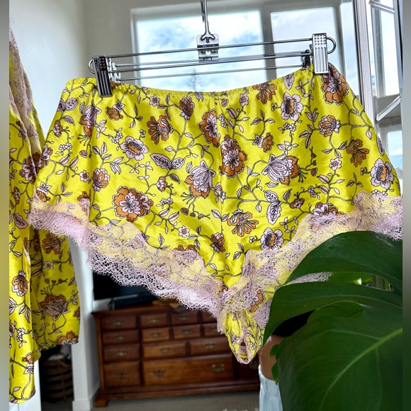 Victorias Secret Two Piece Satin Pajama Cami Tank / Shorts Set - Picture 6 of 7